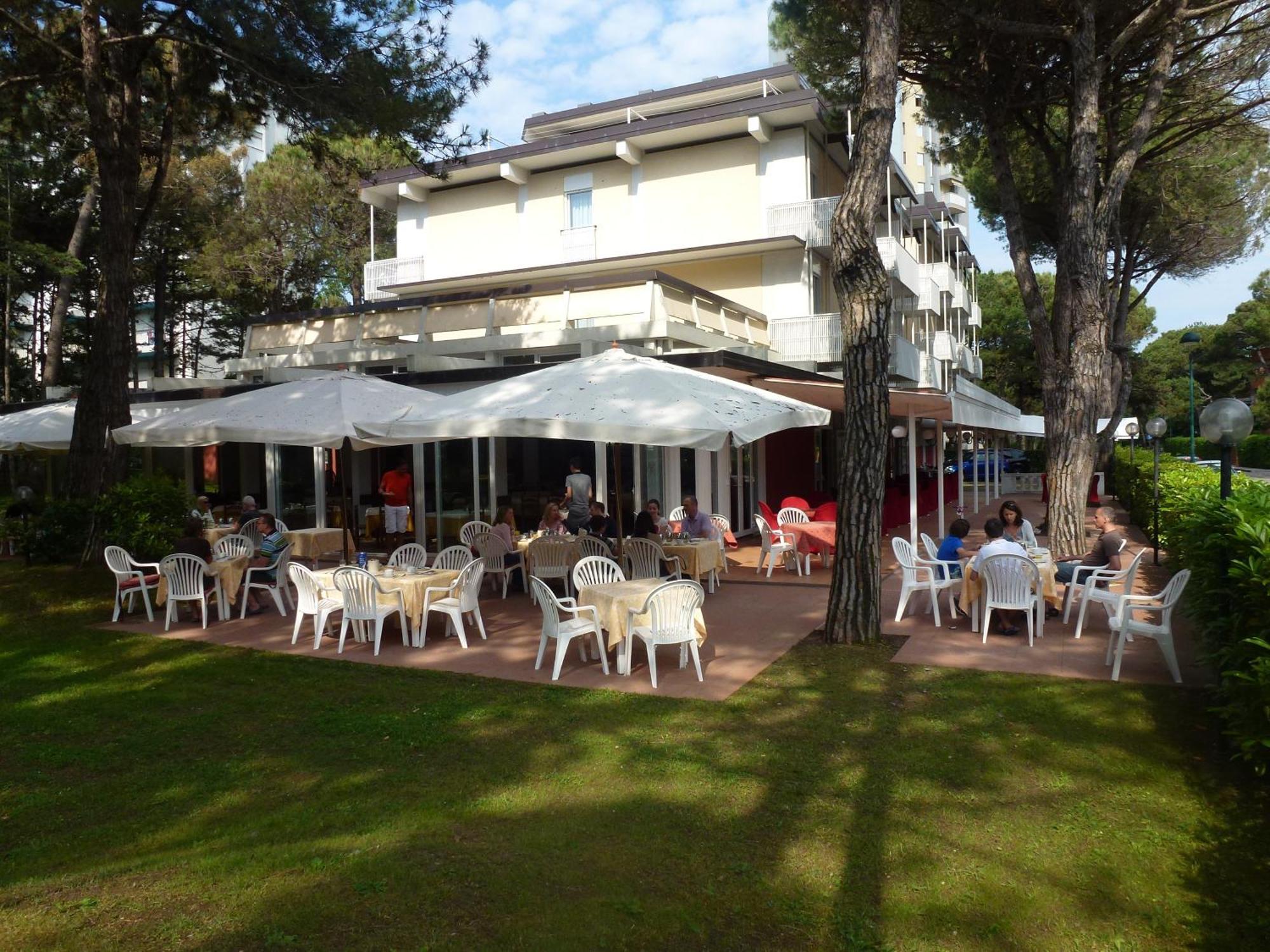 Hotel San Marco Lignano Sabbiadoro Bagian luar foto